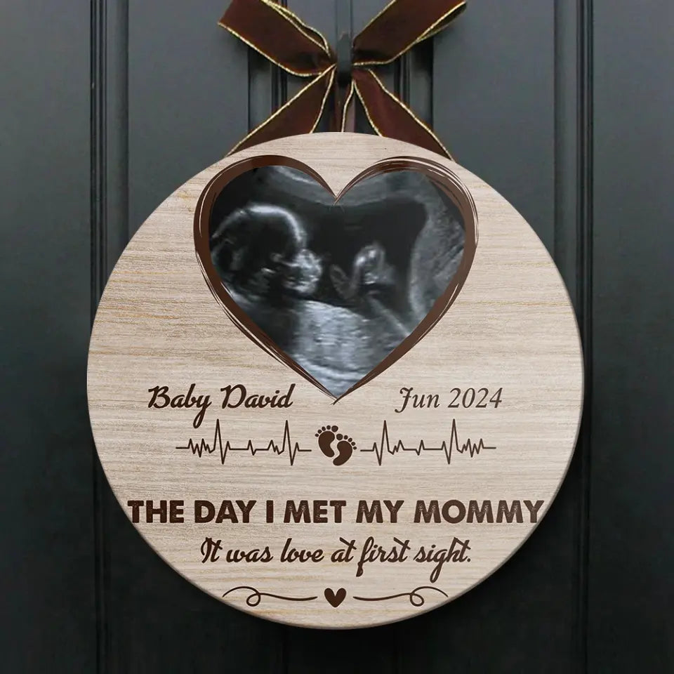 The Day I Met My Mommy - Personalized Round Wooden Sign - Best Meaningful Gifts for New Mom - 209IHPTHRW283
