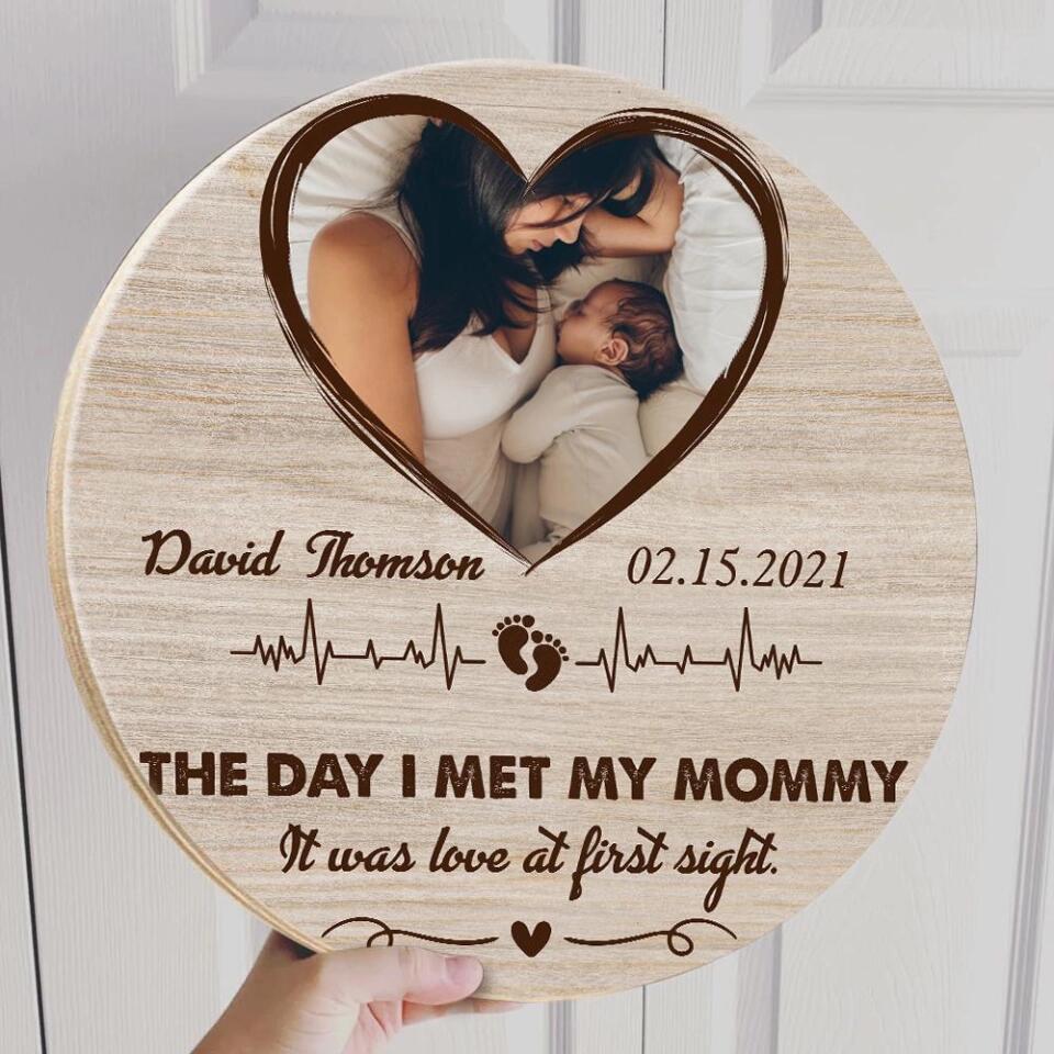 The Day I Met My Mommy - Personalized Round Wooden Sign - Best Meaningful Gifts for New Mom - 209IHPTHRW283