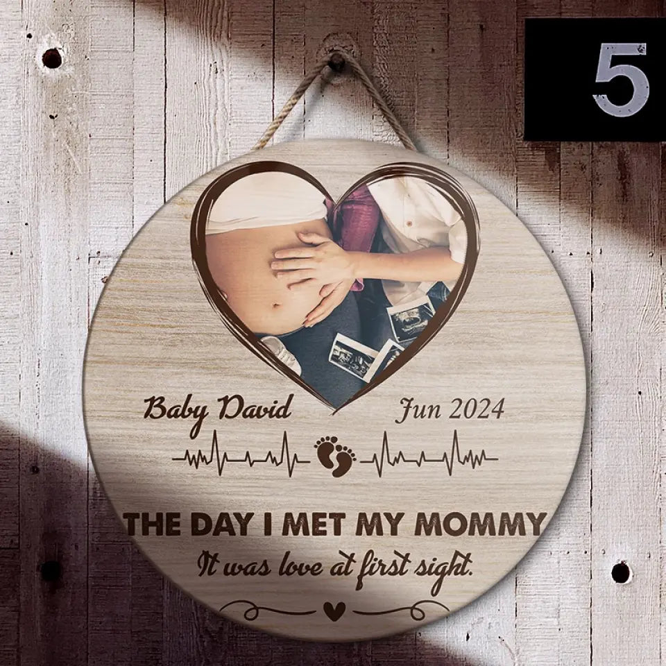 The Day I Met My Mommy - Personalized Round Wooden Sign - Best Meaningful Gifts for New Mom - 209IHPTHRW283
