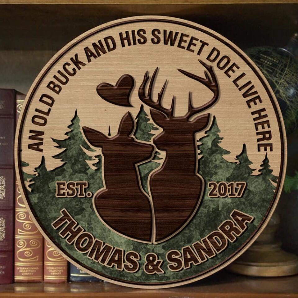 An Old Buck and His Sweet Doe Live Here - Personalized Couple Home Decor - Round Wooden Sign - Best Decor For Couple Him Her Parents -  212IHPNPRW680